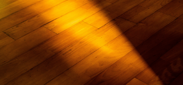 Poznaj 3 skuteczne sposoby na tanie odnowienie podłogi w salonie
